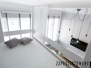 Apartament w stylu skandynawskim - Średnia biała sypialnia na antresoli, styl skandynawski - zdjęcie od ZAPROJEKTOWANA