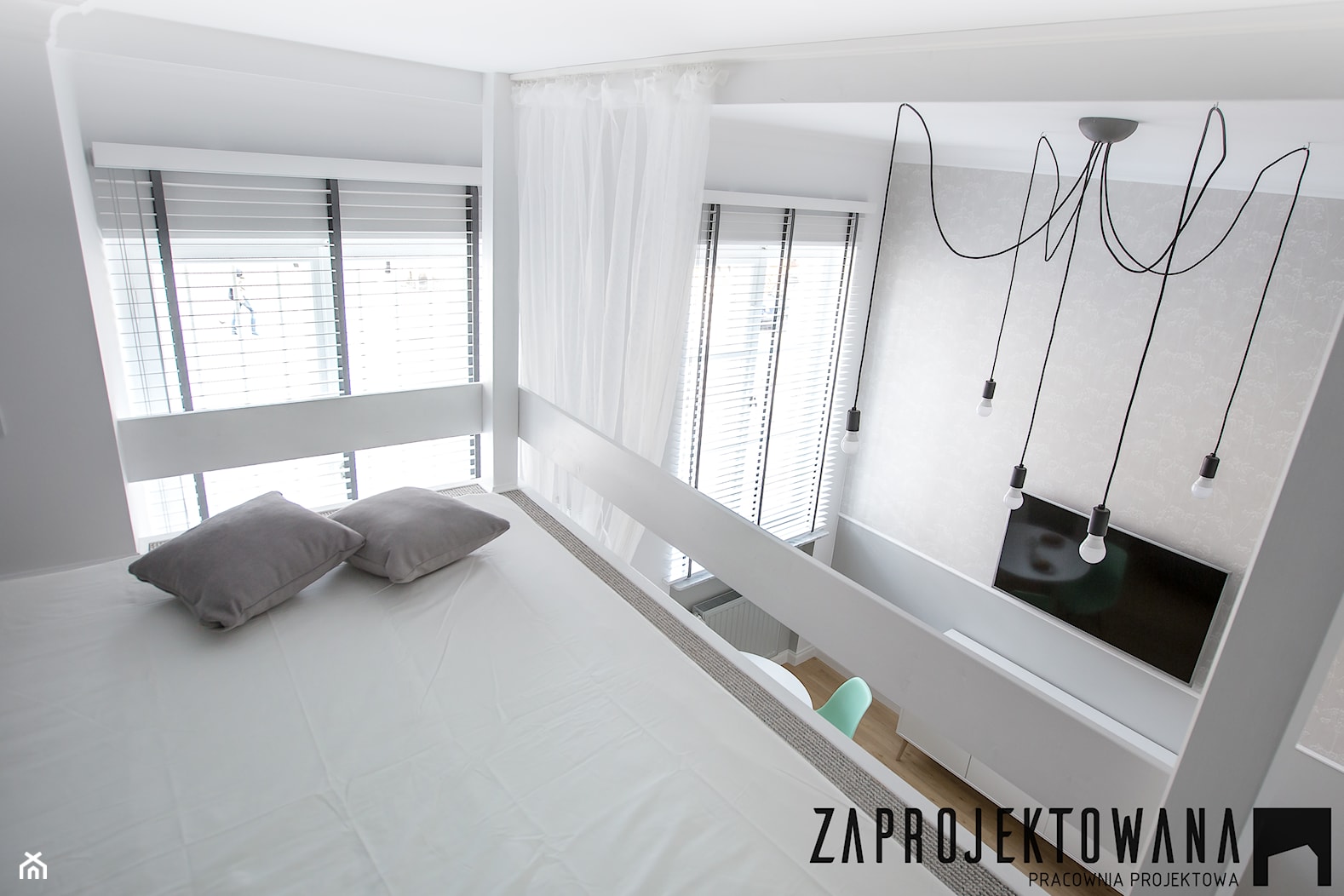 Apartament w stylu skandynawskim - Średnia biała sypialnia na antresoli, styl skandynawski - zdjęcie od ZAPROJEKTOWANA - Homebook