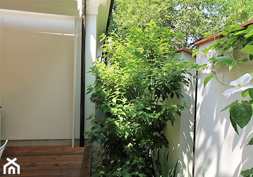 Prywatny ogród w barwach zieleni i bieli. - Średni z nawierzchnią pokrytą kostką brukową z kamienną nawierzchnią ogród za domem - zdjęcie od ZAPROJEKTOWANA