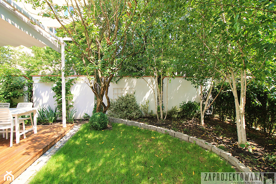 Prywatny ogród w barwach zieleni i bieli. - Średni z kamienną nawierzchnią ogród tropikalny za domem - zdjęcie od ZAPROJEKTOWANA