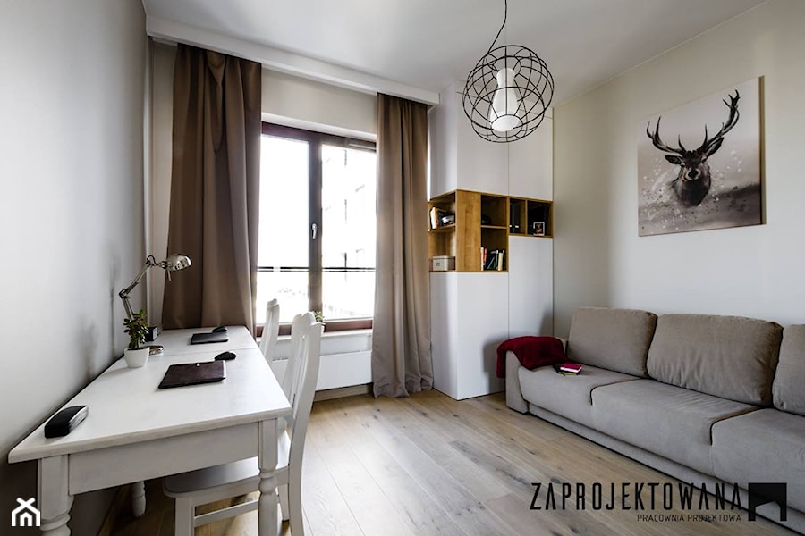 Apartament w stylu skandynawskim - Średnia beżowa z biurkiem sypialnia, styl skandynawski - zdjęcie od ZAPROJEKTOWANA