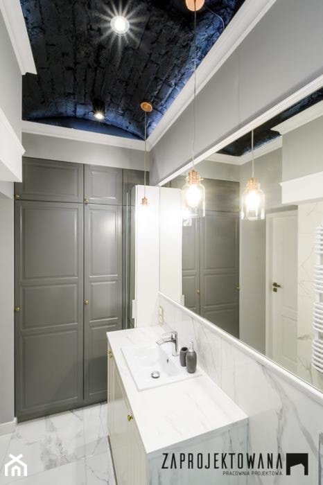 Mieszkanie na Mariensztacie - Średnia bez okna z lustrem z marmurową podłogą z punktowym oświetleniem łazienka - zdjęcie od ZAPROJEKTOWANA - Homebook
