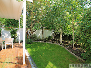 Prywatny ogród w barwach zieleni i bieli. - Średni ogród w stylu skandynawskim za domem - zdjęcie od ZAPROJEKTOWANA