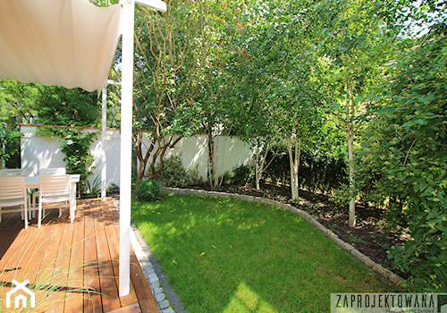 Prywatny ogród w barwach zieleni i bieli. - Średni ogród w stylu skandynawskim za domem - zdjęcie od ZAPROJEKTOWANA