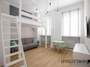 Apartament w stylu skandynawskim - Mała biała sypialnia na antresoli, styl skandynawski - zdjęcie od ZAPROJEKTOWANA