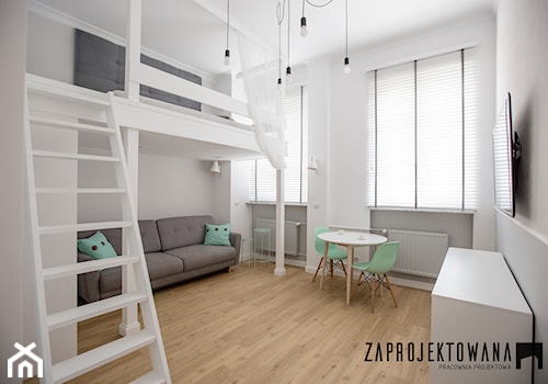 Apartament w stylu skandynawskim - Mała biała sypialnia na antresoli, styl skandynawski - zdjęcie od ZAPROJEKTOWANA