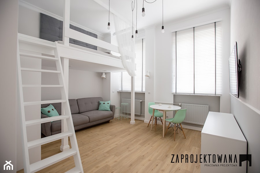 Apartament w stylu skandynawskim - Mała biała sypialnia na antresoli, styl skandynawski - zdjęcie od ZAPROJEKTOWANA