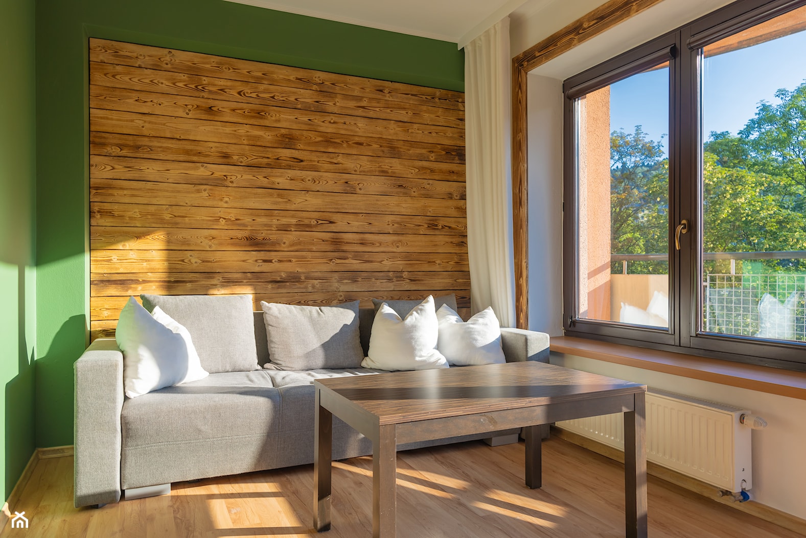 Salon- mały, zielona, drewniane dodatki, deska opalana, drewno, dwa łóżka - zdjęcie od M8 Studio - Paula Tylek - Homebook