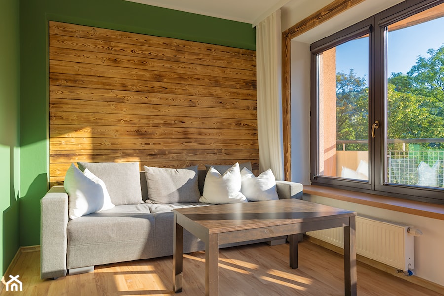 Salon- mały, zielona, drewniane dodatki, deska opalana, drewno, dwa łóżka - zdjęcie od M8 Studio - Paula Tylek