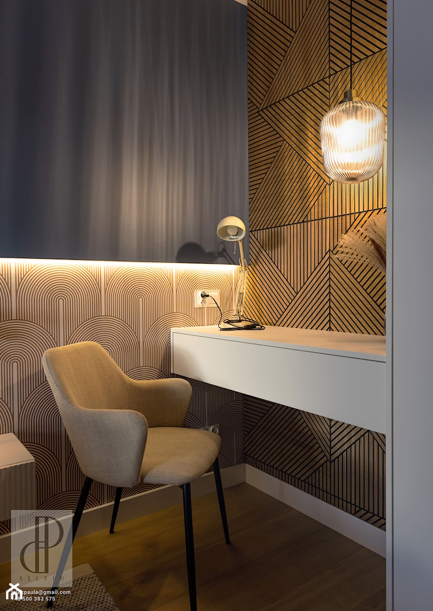 Biurko - w sypialni, panele weneve, drewniane, nowoczesne, strefa biurowa - zdjęcie od M8 Studio - Paula Tylek