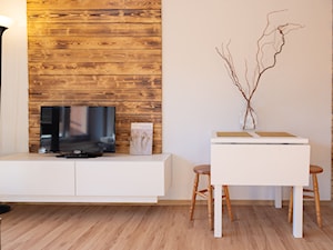 Salon z jadalnią - mały, biały, drewniane dodatki, deska opalana, drewno, dwa łóżka - zdjęcie od M8 Studio - Paula Tylek