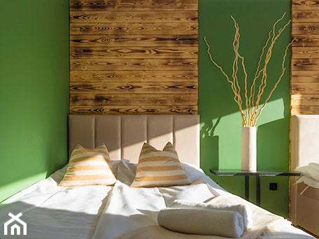 Aranżacje wnętrz - Sypialnia: Sypialnia - mała, drewno palone, z dwoma łózkami, łóżko tapicerowane, zielone ściany - M8 Studio - Paula Tylek . Przeglądaj, dodawaj i zapisuj najlepsze zdjęcia, pomysły i inspiracje designerskie. W bazie mamy już prawie milion fotografii!