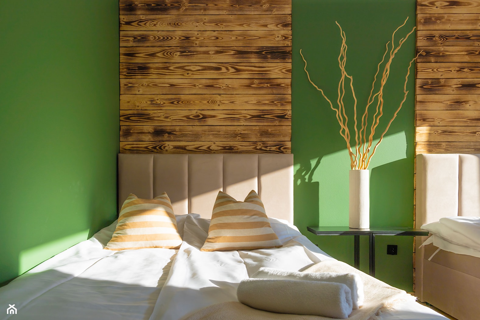 Sypialnia - mała, drewno palone, z dwoma łózkami, łóżko tapicerowane, zielone ściany - zdjęcie od M8 Studio - Paula Tylek - Homebook