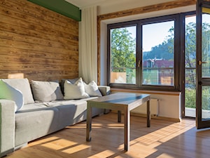 Salon- mały, zielona, drewniane dodatki, deska opalana, drewno, dwa łóżka - zdjęcie od M8 Studio - Paula Tylek
