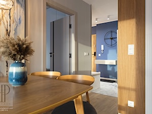 Hol wejściowy - z siedziskiem, przedpokój, strefa wejściowa z zabudową, z szafą, fornir - zdjęcie od M8 Studio - Paula Tylek