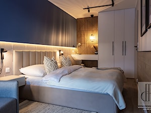 Sypialnia - mała, niebieska, z biurkiem, z fototapetą, nowoczesna, beżowa, z białą szafą - zdjęcie od M8 Studio - Paula Tylek
