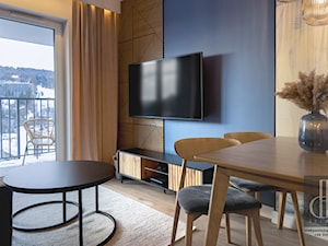 Salon - mały, nowoczesny, niebieskie, panele drewniane, fototapeta, przytulny, ścianka TV - zdjęcie od M8 Studio - Paula Tylek