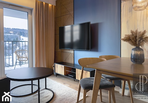 Salon - mały, nowoczesny, niebieskie, panele drewniane, fototapeta, przytulny, ścianka TV - zdjęcie od M8 Studio - Paula Tylek