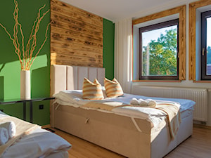 Sypialnia - mała, zielona, drewniane dodatki, deska opalana, drewno, dwa łóżka - zdjęcie od M8 Studio - Paula Tylek