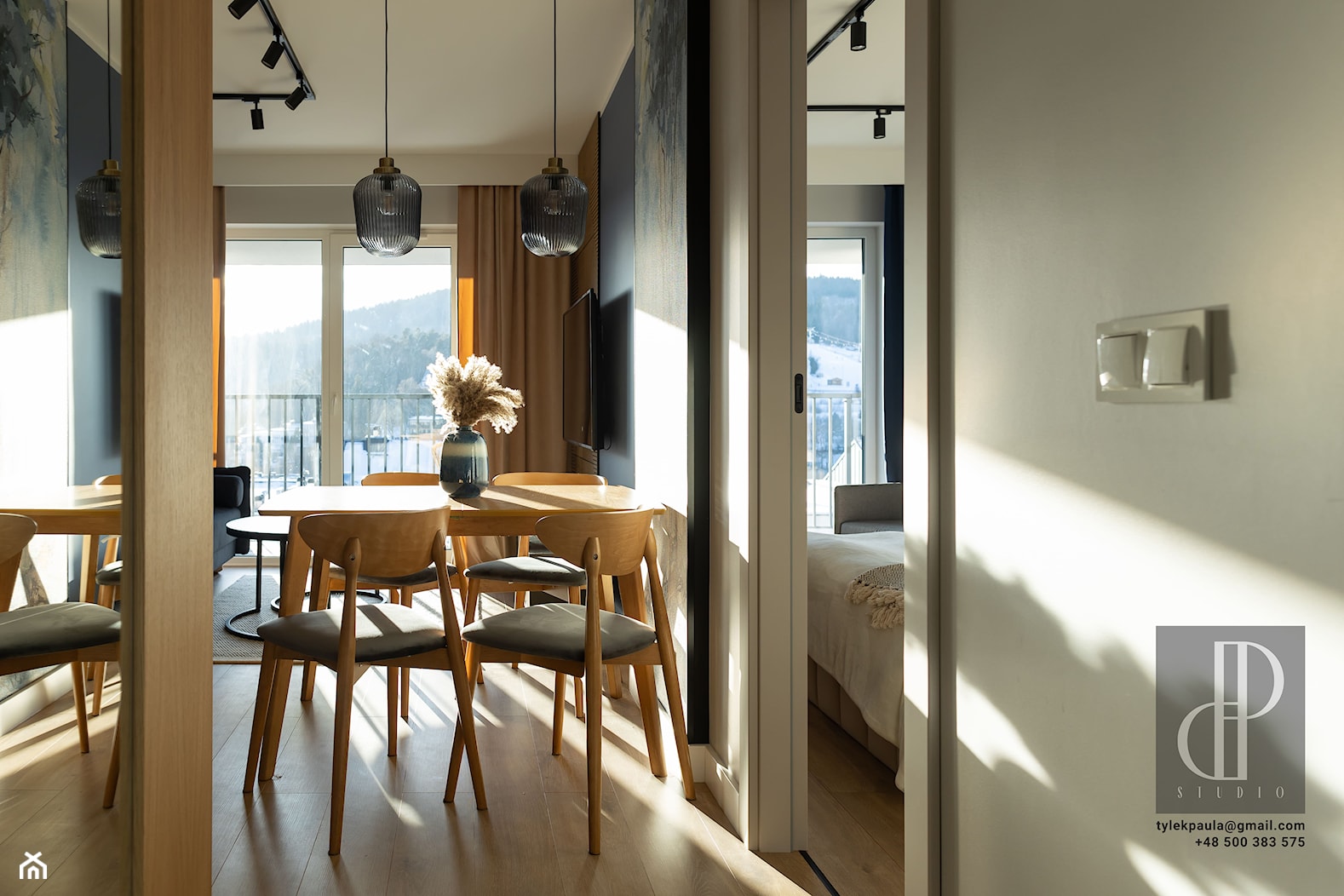 Jadalnia - mała, niebieska, z aneksem kuchennym, krzesła dąb, przytulna - zdjęcie od M8 Studio - Paula Tylek - Homebook
