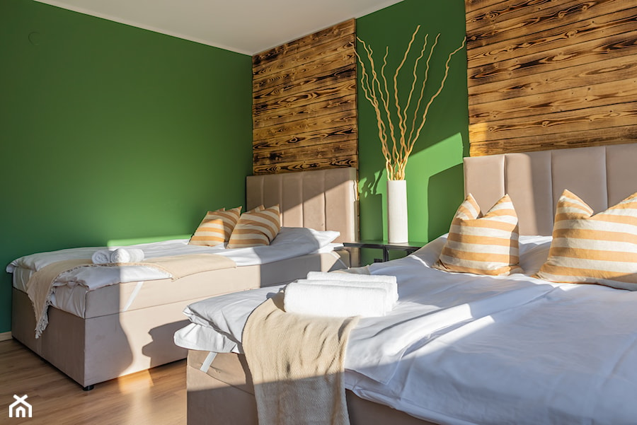 Sypialnia - mała, zielona, drewniane dodatki, deska opalana, drewno, dwa łóżka - zdjęcie od M8 Studio - Paula Tylek