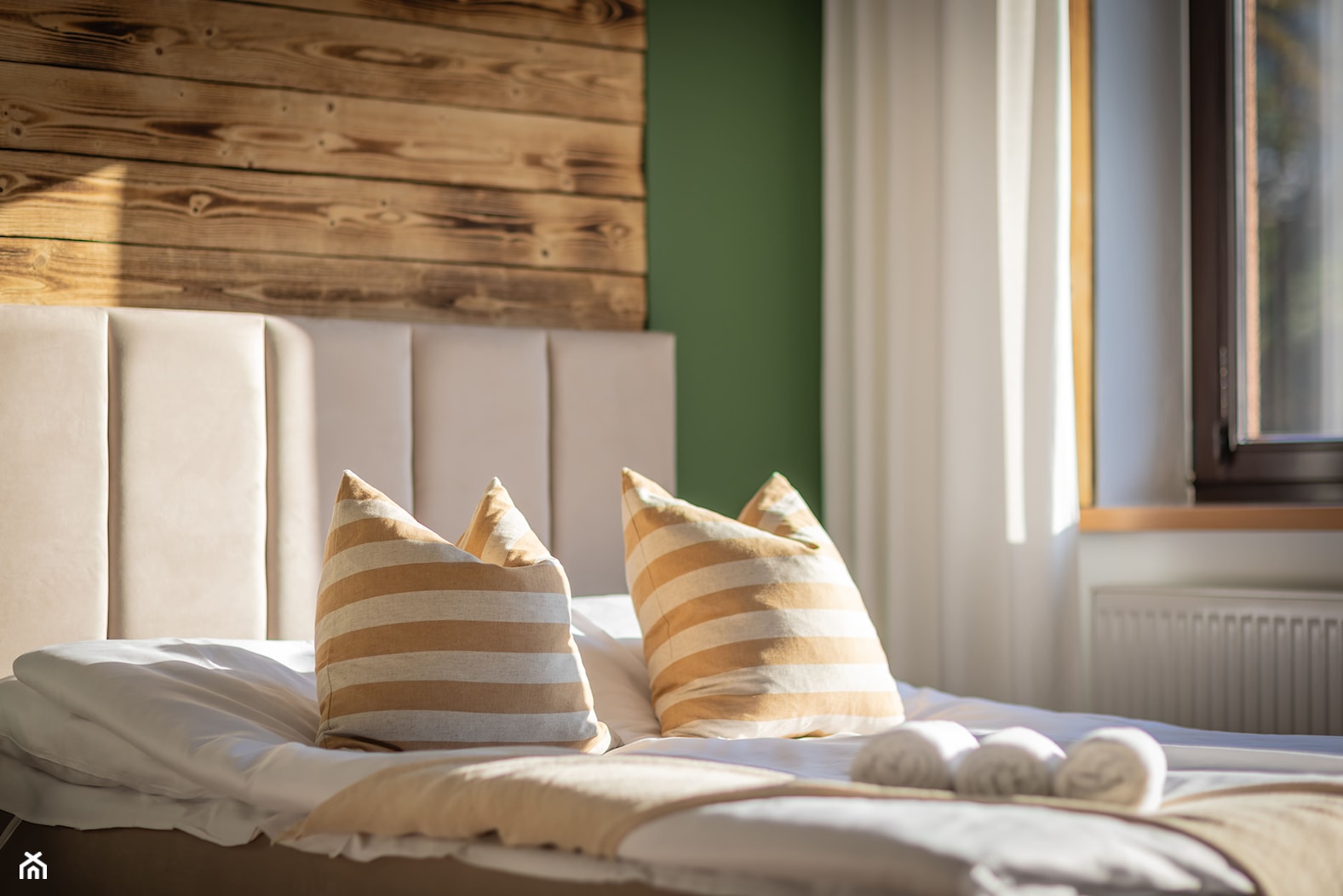 Sypialnia - mała, drewno palone, z dwoma łózkami, łóżko tapicerowane, zielone ściany - zdjęcie od M8 Studio - Paula Tylek - Homebook