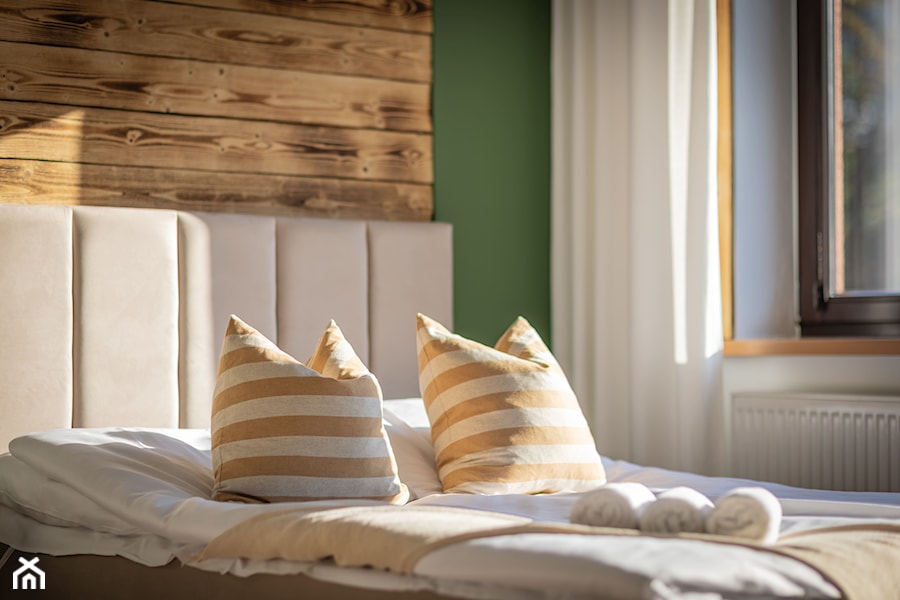 Sypialnia - mała, drewno palone, z dwoma łózkami, łóżko tapicerowane, zielone ściany - zdjęcie od M8 Studio - Paula Tylek