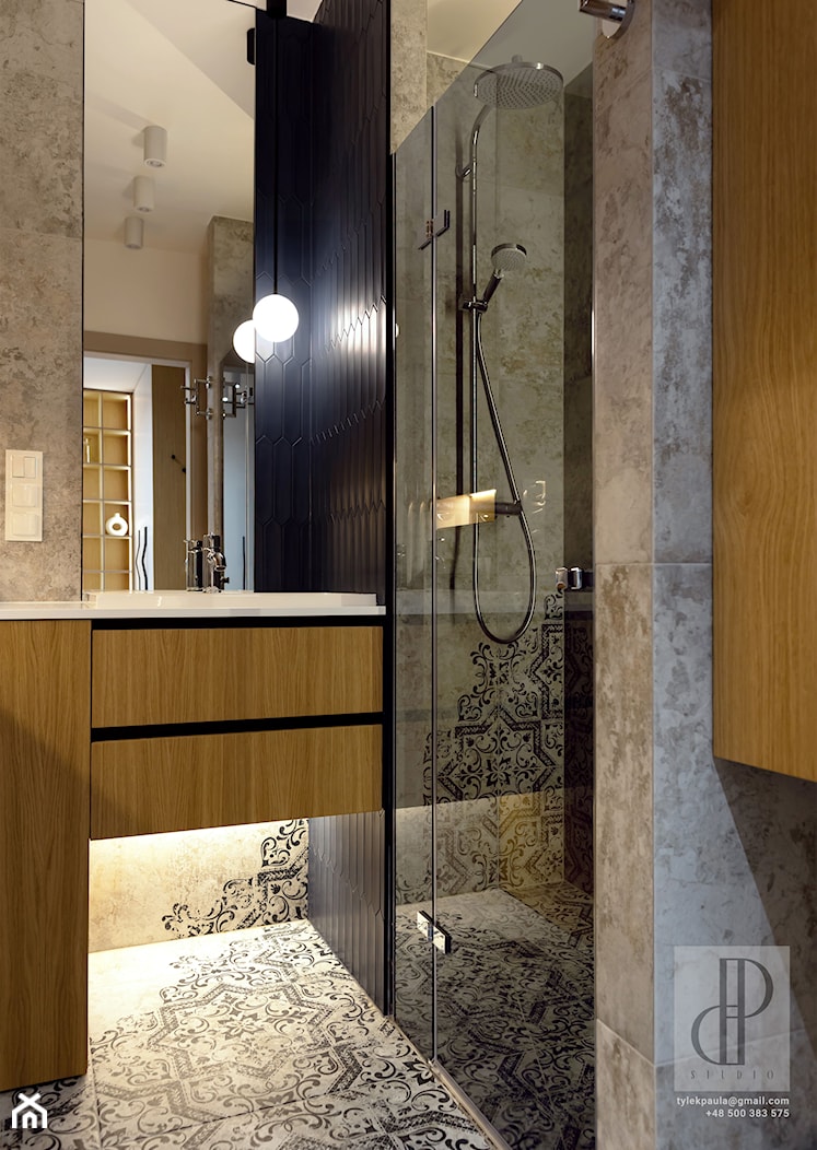 Łazienka - nowoczesna, niebieska, z prysznicem walk-in, lustro klejone, z pralką w zabudowie, fornir dąb - zdjęcie od M8 Studio - Paula Tylek - Homebook