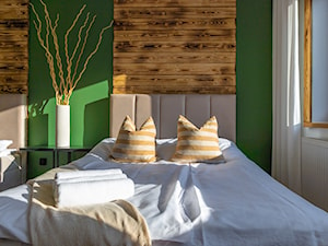 Sypialnia - mała, drewno palone, z dwoma łózkami, łóżko tapicerowane, zielone ściany - zdjęcie od M8 Studio - Paula Tylek