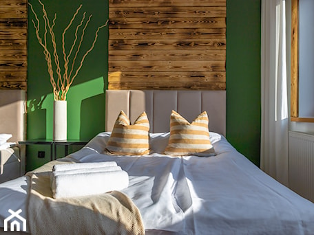 Aranżacje wnętrz - Sypialnia: Sypialnia - mała, drewno palone, z dwoma łózkami, łóżko tapicerowane, zielone ściany - M8 Studio - Paula Tylek . Przeglądaj, dodawaj i zapisuj najlepsze zdjęcia, pomysły i inspiracje designerskie. W bazie mamy już prawie milion fotografii!