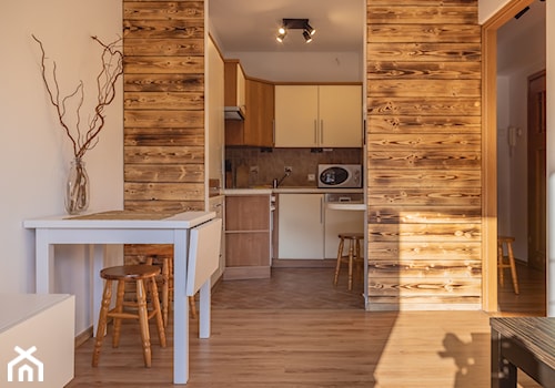 Salon z widokiem na kuchnię - mały, zielona, drewniane dodatki, deska opalana, drewno, dwa łóżka - zdjęcie od PP studio projektowe