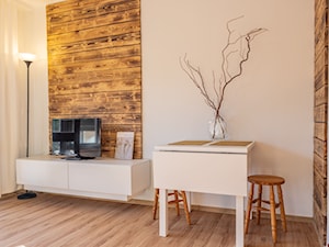 Salon - drewno palone, biały salon, mały salon, ścianka TV - zdjęcie od M8 Studio - Paula Tylek