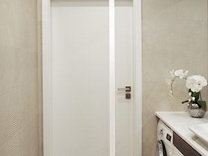 Niewielkie mieszkanie z otwartą kuchnią. - Mała bez okna z pralką / suszarką z punktowym oświetleniem łazienka - zdjęcie od Studio projektowe Suzume