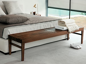 FOTELE I SOFY - Średnia biała sypialnia, styl nowoczesny - zdjęcie od Porada