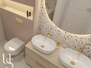 Mała łazienka z różowy akcentem - zdjęcie od Układa się - projektowanie wnętrz