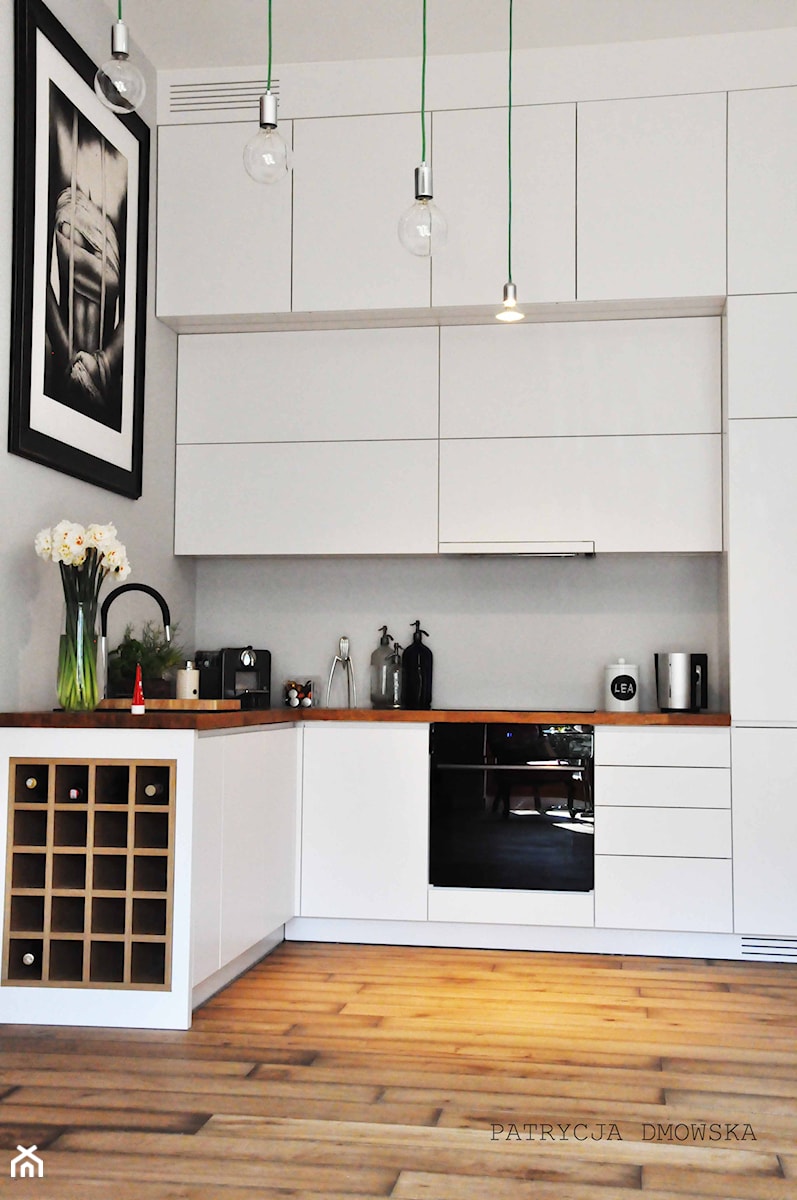 mokotów - Mała otwarta z salonem biała z zabudowaną lodówką kuchnia w kształcie litery l, styl nowoczesny - zdjęcie od DMOWSKA DESIGN