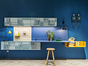 100% design - Średnie z zabudowanym biurkiem niebieskie biuro, styl minimalistyczny - zdjęcie od Artur Krupa - Fotografia Wnętrz - cała Polska