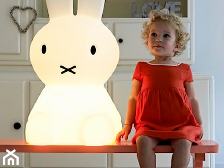 Aranżacje wnętrz - Pokój dziecka: Lampa Miffy - Esencja Design. Przeglądaj, dodawaj i zapisuj najlepsze zdjęcia, pomysły i inspiracje designerskie. W bazie mamy już prawie milion fotografii!