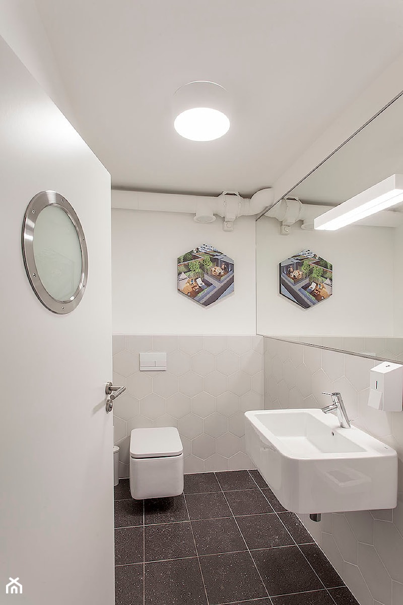 CONSTRUCTA PLUS BIURO / OFFICE - Mała z lustrem łazienka - zdjęcie od Oyster Wojciech Barański