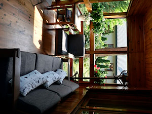 Średni z podłogą z desek z meblami ogrodowymi z donicami na kwiaty taras z tyłu domu - zdjęcie od Pracownia Projektowa Decookno