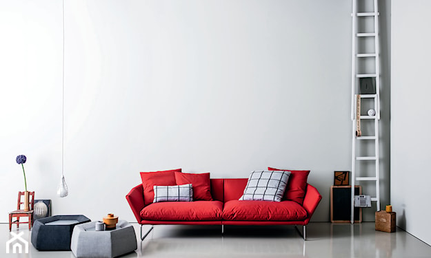 czerwona sofa, poduszka w kratę, biała drabina, szara sofa