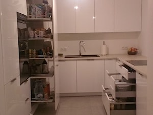 Metamorfoza kuchni - Mała otwarta biała z zabudowaną lodówką kuchnia w kształcie litery u, styl nowoczesny - zdjęcie od Aga Bru