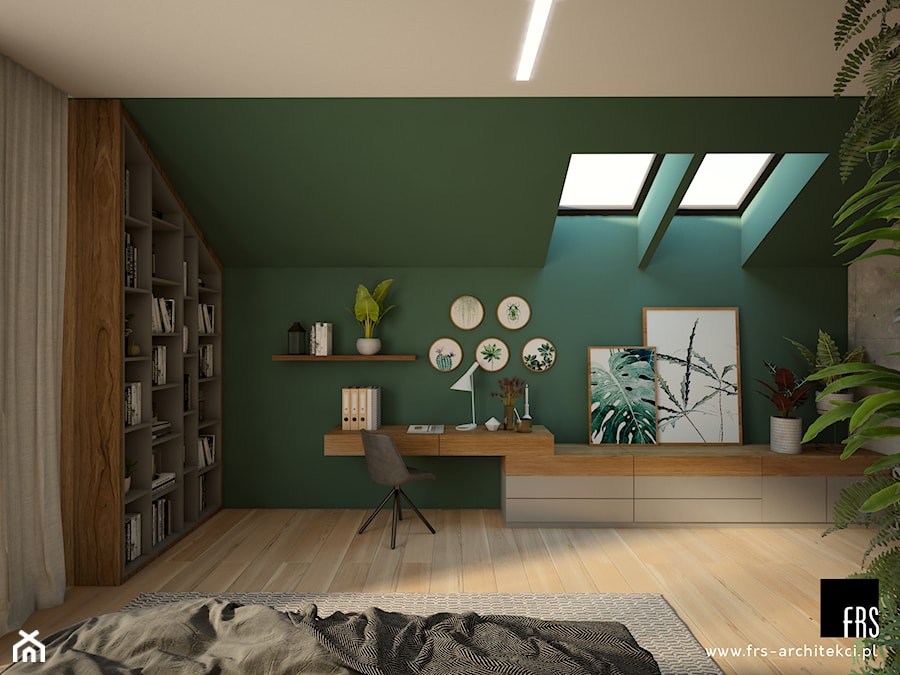 Dom pod lasem - Duża szara zielona z biurkiem sypialnia na poddaszu, styl nowoczesny - zdjęcie od FRS ARCHITEKCI