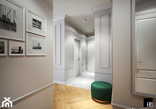 Mieszkanie na Żoliborzu - Duży z prostokątnym lustrem biały szary z lustrem na ścianie z farbą na ścianie z marmurem na podłodze z malowanymi drzwiami z frezowanymi drzwiami hol / przedpokój, styl tradycyjny - zdjęcie od FRS ARCHITEKCI