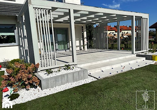 Taras z płyt gresowych + pergola z zaadaszeniem z poliwęglanu - zdjęcie od DB Garden