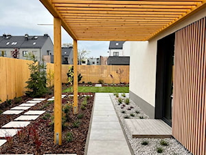 Kompleksowa realizacja ogrodu + ogrodzenie i pergola - zdjęcie od DB Garden