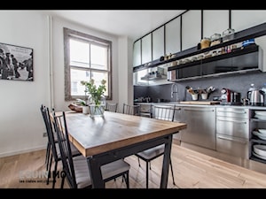 50m2 w stylu lat 50 - Średnia biała jadalnia w kuchni, styl industrialny - zdjęcie od eve07