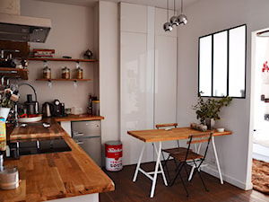 mini loft 45m2 - Średnia zamknięta z zabudowaną lodówką kuchnia w kształcie litery l, styl skandynawski - zdjęcie od eve07
