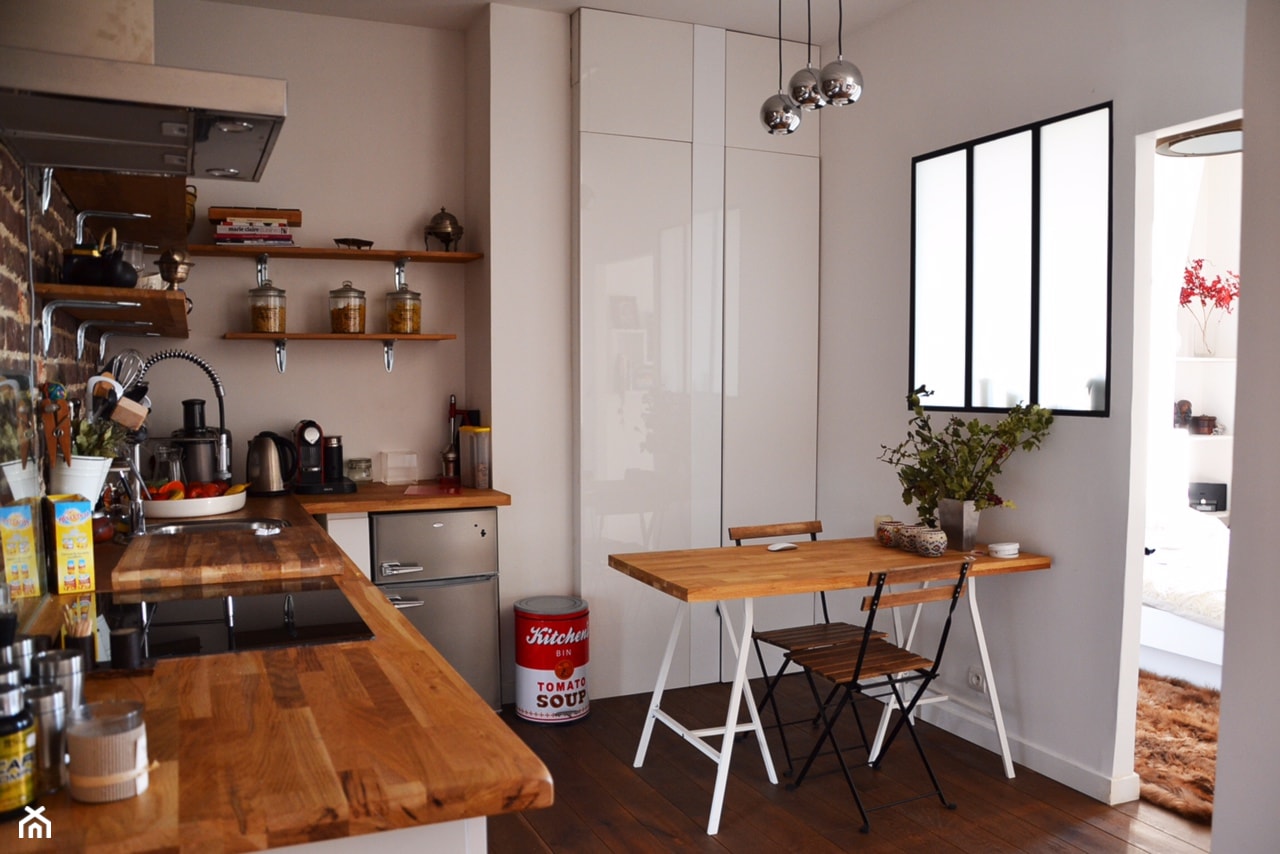 mini loft 45m2 - Średnia zamknięta z zabudowaną lodówką kuchnia w kształcie litery l, styl skandynawski - zdjęcie od eve07 - Homebook