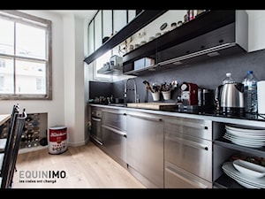 50m2 w stylu lat 50 - Średnia otwarta z salonem kuchnia jednorzędowa z oknem, styl industrialny - zdjęcie od eve07